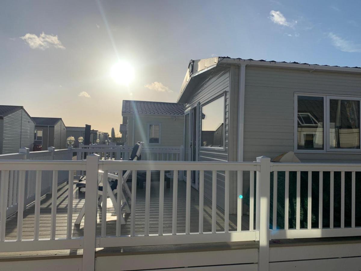 Mv7 Suffolk Sands Holiday Park เฟลิกซ์สโตว์ ภายนอก รูปภาพ